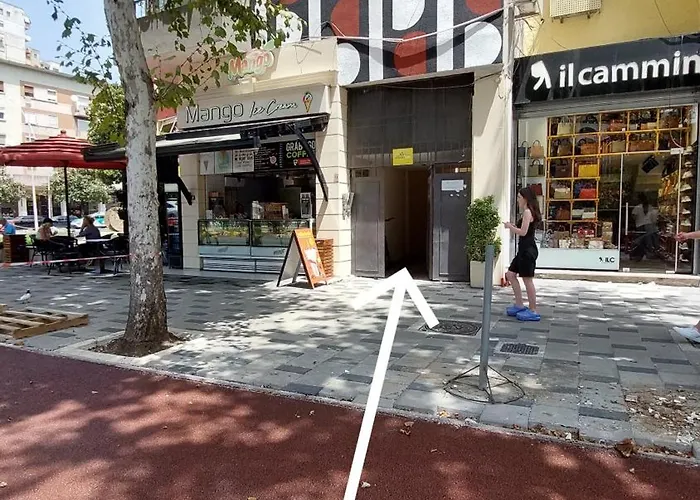 アパート Oasis In The Heart Of ティラナ